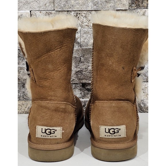 UGG Classic Bailey Button Boots in Chestnut Leather Sheepskin Womens 6 Warm Cozy - Picture 7 of 12